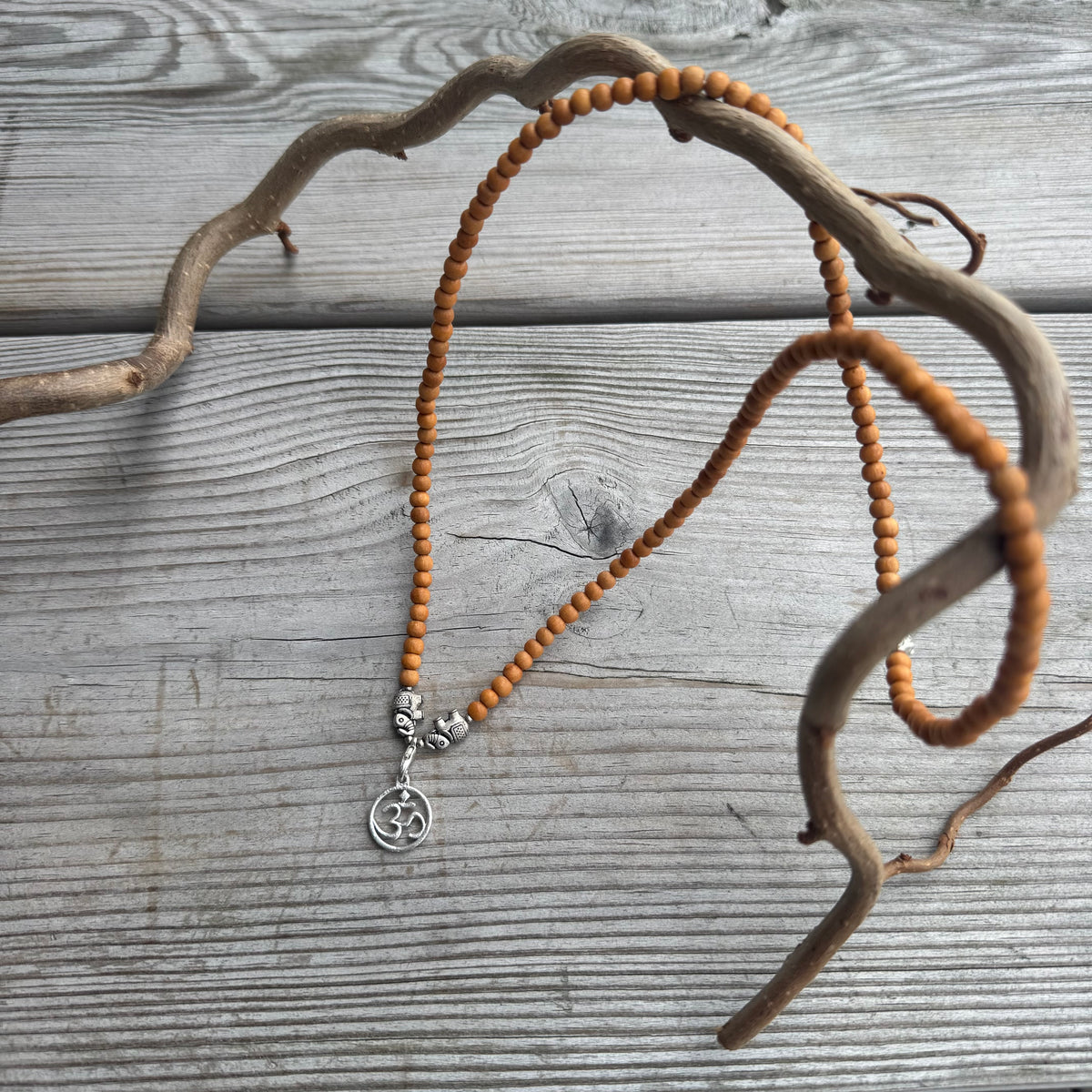 Mala Sandelträ omlottarmband
